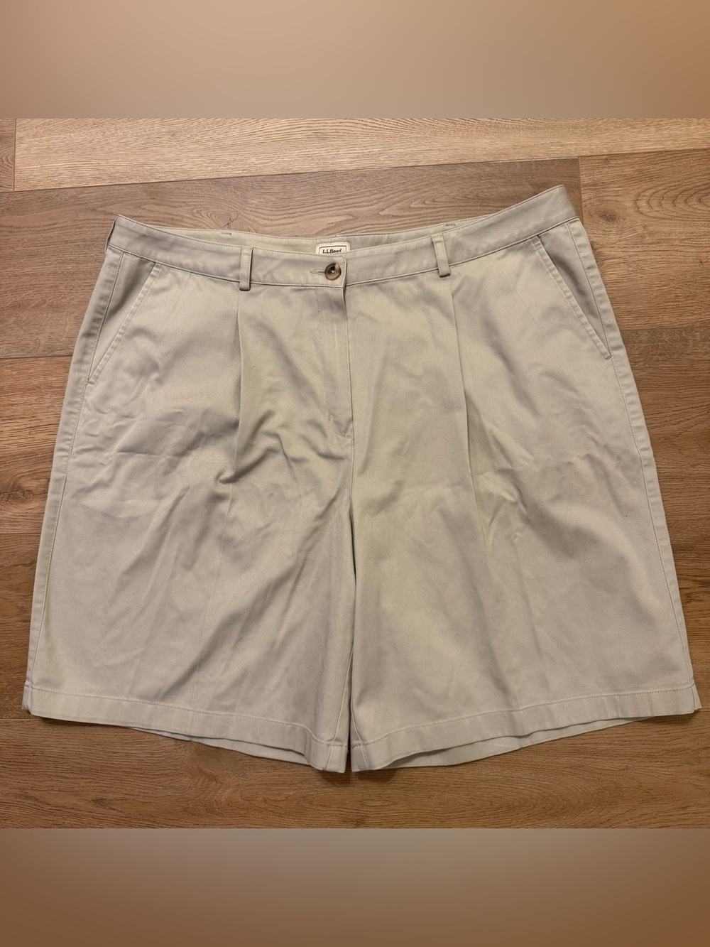L.L. Bean Women'sPleated Khaki Chino Shorts, Size 20 Regular